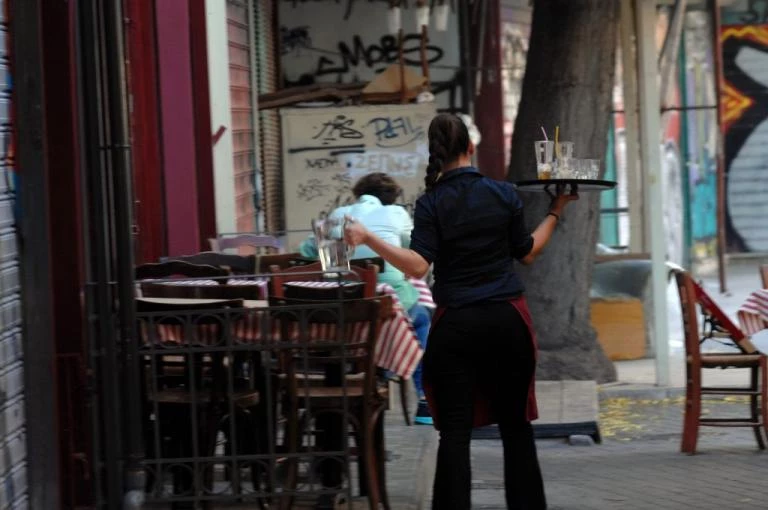 Η σερβιτόρα έμαθε την αλήθεια από τις κάμερες ασφαλείας – Λύθηκε το μυστήριο που την προβλημάτιζε!